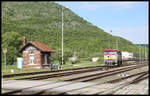 In Höhe der kleinen Schrankenwärter Bude am westlichen Ende des Bahnhof Plesivec rangiert hier am 13.5.2019 die Bardotka 751199-1.