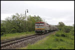 Die Bardotka 751126-4 durchfährt hier am 14.5.2019 auf dem Weg nach Lubenik den aufgelassenen Haltepunkt Jelsavska Teplice. Die Bahnsteigkante und Lampe lässt noch ein wenig ehemaligen Personenverkehr an dieser Stelle erahnen.