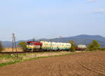 Die 751 208 mit dem PN 68222 Schnellgüterzug kurz nach Bf. Zbehy. Kann man auch den Berg Zobor im Hintergrund zu sehen.
Zbehy, 24.04.2021.