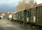 abgestellte Güterzuggepäckwagen in Slany, in den Zug ist auch eine Bardotka aus der Slowakei eingestellt.