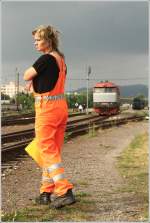 751 004 beim Strzen in Prievidza - Die nette Bahnarbeiterin musste natrlich auch mit auf´s Bild.