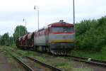 751037 wartet vor einem kurzen Gterzug am 31.05.2005 im Bahnhof Horna Stubna.