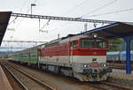 754 005-7 vor Abfahrt mit Regionalzug Os 7335 Bansk Bystrica/Neusohl (17:28) – Zvolen os. st./Altsohl Persbf. (17:59); 02.09.2017   