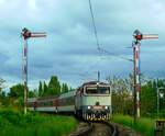 Die 754 003 mit einem REX Zug fährt in den Bahnhof Komárno ein am 13.05.2021.
