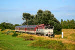 Die 754 003 mit dem Zug Os4362 von Komárno nach Dunajska Streda zwischen Komárno und Nová Straz.