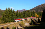 Die 754 010-er Taucherbrille mit dem Eilzug R946 aus Zvolen (Altsohl) nach Vrútky (Ruttek) kurz nach Bf. Čremošné.
30.10.2021.