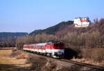 Die 754 053-er Taucherbrille mit dem REX 1781 auf dem Weg nach Margecany kurz nach Slovenská Ľupča (Slowakisch Liptsch). Auch das berühmte Schloss ist gut sichtbar.
Slovenská Ľupča, 06.03.2022.
