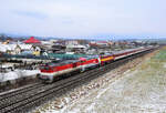 Rollender Zirkus in der Slowakei. Die 757 009 + 757 023 (in den neuen Farben von ŽSSK) + 754 036 (retrolackierte) sind mit dem Eilzug R937 von Vrútky (Rutteck) nach Zvolen (Altsohl).
Príbovce, 28.01.2023. 