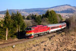 Die retrolackierte  Taucherbrille  754 034 ist auf dem Weg von Zvolen (Atlsohl) nach Vrútky (Rutteck) mit dem R940  FATRAN  vor dem Verzweigen von Dolná Štubňa.
Dolná Štubňa, 04.03.2023.