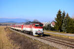 Die 754 082-er Taucherbrille ist mit einem  FATRAN -Zug R939 von Vrútky (Rutteck) nach Zvolen (Altsohl). Hier ist bei Jazernica.
04.03.2023.