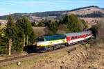 Die retrolackierte  Taucherbrille  754 055  Renátka  ist auf dem Weg von Zvolen (Atlsohl) nach Vrútky (Rutteck) mit dem R940  FATRAN  vor dem Verzweigen von Dolná Štubňa. Dolná Štubňa, 18.03.2023.