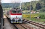 754 071-9 ∙ Kreuzung der Regionalzge im Bahnhof Vlkanov um 14:40: links Os 7356 nach Bansk Bystrica/Neusohl - Brezno/Bries; rechts die 754 071-9 mit Os 7325 in gleicher Gegenrichtung nach