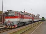 754 033-9 mit Fernzug R 1931 „Bodva“ Zvolen os. st./Altsohl Persbf. (09:43) – Koice/Kaschau (13:13; verkehrt nur Sa, So) bei Halt in Knotenbahnhof Lučenec/Lizenz (10:34); 03.11.2012