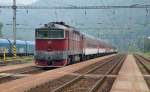 754 054-5 als Schublok am Ende des Regionalzuges Os 7502 Zvolen os. st./Altsohl Persbf. (06:25) – Kremnica/Kremnitz – Vrtky/Ruttek (08:36), hier in Knotenbahnhof Hronsk Dbrava. 6-Wagengarnitur ber Kremnitz nur sonntags, 01.09.2013