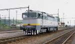 Diesellok 754082 setzt am 2.5.2003 im Hauptbahnhof Kosice um.