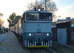 754 084-2 mit Fernzug R 725 „Remata“ Bratislava hl. st. (14:53) – Leopoldov/Leopoldstadt – Prievidza/Priwitz (17:44) whrend Halt in Partiznske [Partisanen-Stadt] (17:09/17:10); 19.10.2013