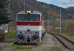 754 053-7 mit Regionalzug Os 7316 Zvolen os. st./Altsohl Persbf. (14:17) – Banská Bystrica/Neusohl (14:49) wartet auf Zugkreuzung in Bf. Radvaň; 16.11.2015 