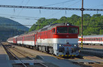 754 056-0 mit Nachtfernzug R 801 „Poľana“ Bratislava-Nové Mesto/Preßburg-Neustadt – B. hl. st./P. Hbf. (23:49) – Zvolen os. st./Altsohl Persbf. – Košice/Kaschau – Prešov/Preschau (07:39) im vorletzten Knotenbahnhof Kysak; 22.05.2016