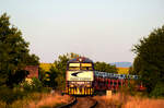 Ist ein Stimmungfoto von ZSSK Cargo 756 001: Die Lok ist im letzten Abendlich mit dem Autotransportzug von Lužianky nach Gelsenkirchen bei der Durchfahrt in Rišňovce (Ritschen).