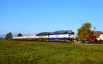Die 756 009 + 756 008  mit einem gemischten Güterzug von Vrútky (Ruttek) nach Zvolen (Altsohl) bei der Durchfahrt in Jazernica.