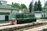 Aus dem Zug heraus fotografierte ich bei Vorbeifahrt am 10.6.2004 im Bahnhof   Liptovska Tepla die CKD Klein Lok 710002.