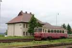 Motorwagen 810159 setzt, nachdem er aus Prievidza angekommen ist, um und  rangiert am 31.5.2005 im Bahnhof Horna Stubna wieder vor die Beiwagen.