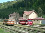 Zwei Triebwagen sind aus unterschiedlichen Richtungen am 20.5.2004 bereits  im Umsteigebahnhof Cervena Skala angekommen.