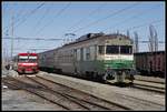 460 053 und 812 039 nebeneinander in Michalany am 27.03.2019.