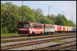 Triebwagen 812029-1 mit Beiwagen fährt hier als Zug 6218 am 12.5.2019 in Tomasovce nach Zvolen ab.