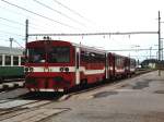 812 031-3 mit Os 8318 Plaveč-Poprad Tatry auf Bahnhof Poprad Tatry am 1-8-2005.