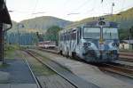 812 035-4 nach Ankunft als Regionalzug Os 6102 Bansk tiavnica/Schemnitz (05:41) – Hronsk Dbrava (06:10, werktags) in den Zielbahnhof, im Hintergrund 812 033-9 + Bw als Os 7513 Horn