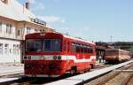 812006 steht am 20.5.2004 abfahrbereit im slowakischen Bahnhof Brezno.