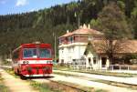 Triebwagen 812024 steht am 20.5.2004 im Land- und Umsteigebahnhof Cervena  Skala.