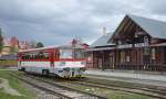 812 051-5 in Tatranská Lomnica/Tatra-Lomnitz nach Ankunft (19:13) als Regionalzug Os 8417 aus Richtung Studený Potok/Kohlbach (ab 19:02; Tf steht bereits am anderen Fahrstand).