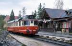 Im Bergbahnhof Tatranska Lomnica gibt es einen normalspurigen Teil, auf dem  hier der VT 850039 am 2.5.2003 steht und nebenan die meterspurigen Gleise   der elektrischen Tatrabahnen.