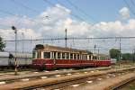 Tolles Fotolicht gab es am 1.6.2005 bei dieser Aufnahme des 850053 mit Beiwagen  bei der Einfahrt in Trencianska Tepla.