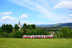 Landschaft mit dem Zug: die 861 111 Triebwagen ist auf dem Weg von Prievidza nach Vrútky (Ruttek) kurz vor Bf. Sklené Pri Handlovej.
28.05.2022.