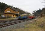 M 152 0391 (810 391-7) und 810 435-8 (AŽD) zu sehen am 03.02.24 in Karlovy Vary Březová.