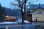Tauwetter Anfang Februar auf dem ca. 900 m hoch gelegenen Bahnhof Pernink. Hier wurde am Abend des 3. Februars der slowakische Triebwagen M 152.0391 fotografisch festgehalten.