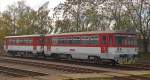 810 489-5 + Beiwagen 011 644-2 nach Einsatz als Regionalzug Os 5530 Prievidza/Priwitz (12:16) – Novky – Partiznske – Topoľčany (13:19) in den Zielbahnhof; 28.10.2012