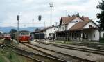 Am 26.01.2001 bot sich vormittags dieses Bild vom Bahnhof Prievidza. Im 
Bahnhof steht eine dreiteilige Schienenbus Einheit mit Motorwagen
810623 und daneben ein Bahndienstfahrzeug.