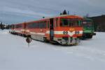 eine slowakische Brotbüchse, SK 811 020 im Diensten von RCAS auf der Bahnlinie Most-Moldava, fotografiert am 05.02.2023 im Bahnhof Moldava v Krusnich horach 