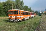 Ein Dreiwagenzug mit der f�hrenden slowakischen Brotb�chse 811 020-7 ist am 01.08.2026 offenbar als Reserve auf dem Gel�nde des an seiner Einsatzstrecke angrenzenden Podkru�nohorsk� technick� muzeum