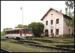 Die Fahrdienstleiterin hat hier im Bahnhof Mana am 15.5.2019 um 16.10 Uhr den Triebwagen 812008 als Zug 5824 nach Surany abgefertigt.