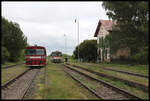 Zugkreuzung am 16.5.2019 um 14.55 Uhr im Bahnhof Mana. Links steht der Triebwagen 812026 als Zug 5823 nach Zlate Moravce. Rechts steht der Triebwagen 812008 als Zug 5882 nach Nove Zamky.