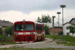 812045 steht am 7.6.2005 Bahnsteig des Bahnhof Studeny Potok.