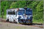 812 035-8 als Os 6109 aus Hronská Dubrava erreicht den Endbahnhof Banská Stiavnica. Dieser Triebwagen pendelt drei bis vier Mal am Tag zwischendiesenbeiden Bahnhöfen. Dass ausser uns vier Reisenden niemand den Zug benütz ist nicht weiter verwunderlich, denn der Bahnhof von Banská Stiavnica liegt dermassen abseits vom historischen Stadtzentrum, dass ÖV-Passagiere den Bus bevorzugen. (07.06.2014)