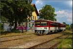 Der Triebzug 813 041 ist eben im Endbahnhof Zahorska Ves angekommen, und wird wenige Minuten später die Rückfahrt nach Zohor antreten.