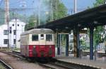 Am 31.05.2005 gab es einen interessanten Fahrzeugeinsatz in Cadca.
Der alte Triebwagen 830194 wurde als Os nach Skalite Serafinov eingesetzt.
Hier startet das alte Fahrzeug gerade vom Bahnsteig in Cadca.