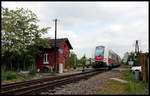 Am ST.I in Komjatice kommt am 17.5.2019 der Dieseltriebwagen 861030-9 als Zug 5012 nach Nove Zamky vorbei.